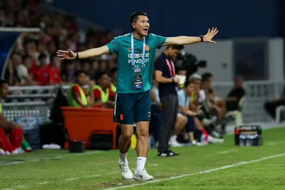 踢丢必进球!若昂佩德罗门前推射偏出,跪地极度懊恼